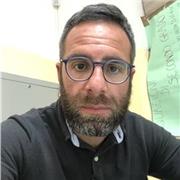 Docente di materie letterarie impartisce lezioni di Letteratura italiana e Storia